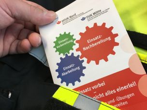Die Taschenkarte dient als Gedankenstütze für Maßnahmen der Einsatznachbereitung. (Bild: Christian Heinz / HFUK Nord)