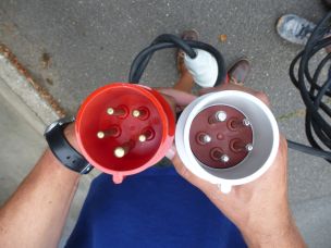 Der fünfpolige rote CEE-Stecker mit 6h-Stellung für die Direktversorgung und der graue CEE-Stecker mit 1h-Stellung für den Einspeisebetrieb. Die Bezeichnung „1h-Stellung“ bezieht sich immer auf die Steckdose, beim Stecker ist es daher die „11h-Stellung“. (Bild: Jürgen Kalweit / HFUK Nord)