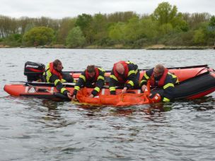 Der Feuerwehr ein Boot zur Verfügung zu stellen, reicht nicht. Die Einsatzkräfte müssen auch umfassend hinsichtlich der Gefahren beim Einsatz auf Gewässern geschult werden. (Bild: Dirk Rixen / HFUK Nord)