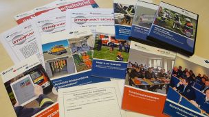 Die Feuerwehr-Unfallkassen bieten viele verschiedene Medien für die Durchführung von Unterweisungen an. (Bild: Jürgen Kalweit / HFUK Nord)