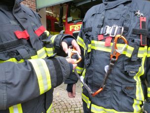 Werden neue PSA mit neuen Eigenschaften (hier: Feuerwehr-Überjacke mit integriertem Gurt) beschafft, ist die Unterweisung der Feuerwehrangehörigen zur korrekten Anwendung absolute Pflicht! (Bild: Jürgen Kalweit / HFUK Nord)