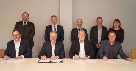 Am 27. November 2024 wurde die Vereinbarung über die Zusammenarbeit der Feuerwehr-Unfallkassen in Deutschland am Rande der Mitgliederversammlung der DGUV in Berlin von den Vorstandsvorsitzenden bzw. alt. Vorstandsvorsitzenden der Feuerwehr-Unfallkassen unterzeichnet.  Untere Reihe von links: Olaf Kapke, Karsten Utterodt, Rolf Fünning, Hannes Möller Obere Reihe von links: Ingo Seifert, Detlef Harfst, Dr. Nikolaus Wrage, Ralf Gesk, Gabriela Kirstein (Bild: Jannik Becker / DGUV)