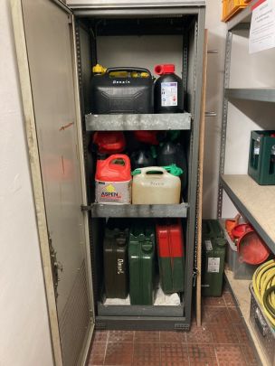 Lagerung von Gefahrstoffen in einem Gefahrstofflagerschrank (Bild: Dirk Rixen / HFUK Nord)