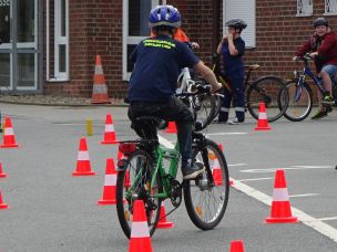 Auch auf dem Weg zum Jugendfeuerwehrdienst sind die jungen Verkehrsteilnehmenden häufig auf dem Fahrrad unterwegs. (Bild: Dirk Rixen / HFUK Nord)