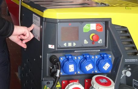Tragbare Stromerzeuger gehören zu den ortsveränderlichen elektrischen Betriebsmitteln und sind daher mindestens jährlich zu prüfen, siehe DGUV Vorschrift 4 § 5 Unfallverhütungsvorschrift (UVV) „Elektrische Anlagen und Betriebsmittel“. Die Prüfungen sind von einer Elektrofachkraft durchzuführen. (Bild: Christian Heinz / HFUK Nord)