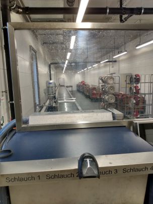 Wo Maschinen und Gerätschaften, wie in einer Feuerwehrtechnischen Zentrale, gewartet und geprüft werden, können Langzeitschädigungen des Gehörs auftreten. Der Lärmschutz ist hier enorm wichtig. (Bild: Christian Heinz / HFUK Nord)