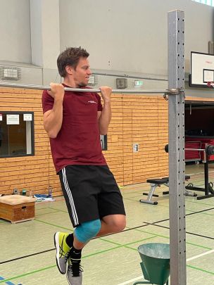 Jens-Oliver Mohr beim Absolvieren der Disziplin "Beugehang" (Bild: Jan Traulsen)
