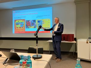 Jürgen Kalweit, Aufsichtsperson bei der HFUK Nord, referiert über Notstromeinspeisung bei der Feuerwehr. (Bild: Christian Heinz / HFUK Nord)