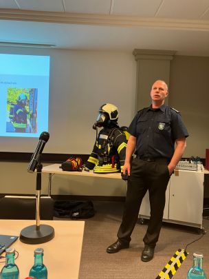 André Koop aus der FF Sierksrade schildert Beispiele guter und sicherer Ausbildungspraxis. (Bild: Christian Heinz / HFUK Nord)
