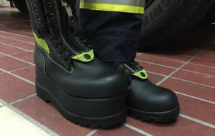 Ein angepasster Feuerwehrstiefel kann die Teilnahme an Einsätzen trotz körperlichen Handicaps ermöglichen. (Bild: Dirk Rixen / HFUK Nord)