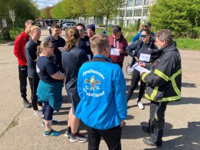 Kurz vor dem Start wurden die teilnehmenden Sportgruppen durch die FF Oldenfelde eingewiesen. (Bild: Mohr/HFUK Nord)