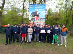 Die Gewinner und Gewinnerinnen des diesjährigen FitForFire-Laufs, die FF Berne. (Foto: Strube/HFUK Nord)
