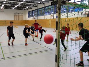 Mit geeigneten Regeln und alternativen Ansätzen bleiben Ballspiele attraktiv und dynamisch. (Bild: Jens-Oliver Mohr / HFUK Nord)