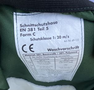 Kennzeichnung einer Schnittschutzhose mit dem geforderten Schnittschutz Form C, Klasse 1 (Beispiel) (Bild: Ingo Piehl / HFUK Nord)