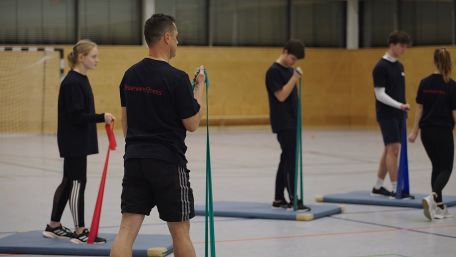 Unter dem Motto "Feuer und Flamme für Bewegung" wird im aktuellen Medienpaket das Thema Dienstsport in der Feuerwehr näher beleuchtet. (Bild: TVN)