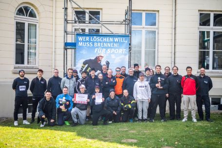Die Siegermannschaft des FitForFire-Laufs 2025: Die FF Alsterdorf (Bild: Benjamin Ebrecht / FF Hamburg Langenhorn)