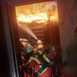 Strahlrohreinsatz in einer Brandübungsanlage unter der Einwirkung von Flammen und großer Wärme (Bild: Dirk Rixen / HFUK Nord)