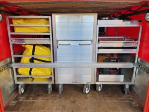 Mit einem Querriegel gesicherte Rollcontainer auf einem Gerätewagen-Logistik (Foto: Steven Wilzek / FUK Mitte)