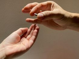 Zeltlager und Ausflüge stehen vor der Tür: Medikamentengabe an Kinder und Jugendliche durch Dritte