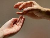 Zeltlager und Ausflüge stehen vor der Tür: Medikamentengabe an Kinder und Jugendliche durch Dritte