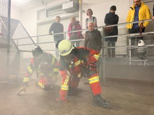 Ärzte und Ärztinnen erleben bei der Schulung Atemschutz und Feuerwehr "hautnah". (Bild: Jens-Oliver Mohr / HFUK Nord)