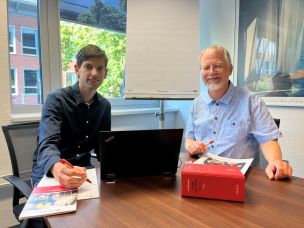 Reha-Manager und Abteilungsleiter Jan-Florian Kröger (links) und Berufshelfer Martin Bekeschus begleiteten FUK-seitig eng den Reha-Fortschritt von Svenha Bertschat. (Bild: Christian Heinz / HFUK Nord)