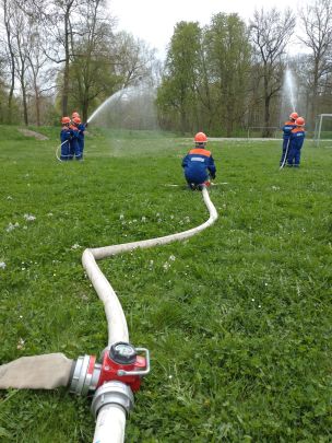 Beim Einsatz eines Druckbegrenzungsventiles sind die Jugendfeuerwehren vor zu hohen Strahlrohrdrücken geschützt. (Bild: Stephan Deckert / FUK Mitte)