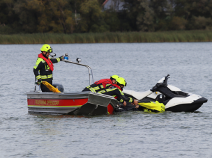 Ein Jetski-Fahrer wird von Kameraden ins Boot gezogen. (Bild: Carsten Jöster)