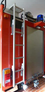 Aufstiegsleiter am Feuerwehrfahrzeug: Scharniere und Halterungen dieser Leitern dürfen bei der Prüfung nicht vergessen werden. (Bild: Jürgen Kalweit / HFUK Nord)