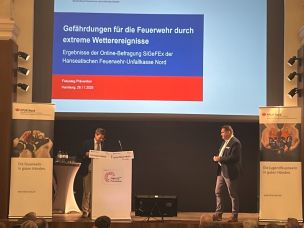 Jens-Oliver Mohr und Christian Heinz von der HFUK Nord berichteten über erste Ergebnisse und Ableitungen der "SiGeFEx"-Studie der HFUK Nord über Extremwetterereignisse und Feuerwehreinsätze. (Bild: Dirk Rixen / HFUK Nord) 