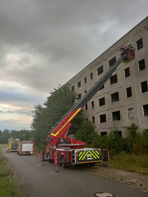 Feuerwehrübung an einem Abrissgebäude (Bild: Christian Heinz / HFUK Nord)