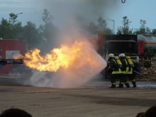 Im Einsatz erfolgt die Gefährdungsbeurteilung gemäß den Vorgaben der Feuerwehr-Dienstvorschrift 100. (Bild: Christian Heinz / HFUK Nord)
