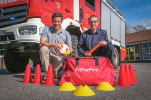 Der Stadtfeuerwehrverband Flensburg freut sich über die Feuerwehrsporttasche der HFUK Nord. (Bild: Heiko Thomsen)