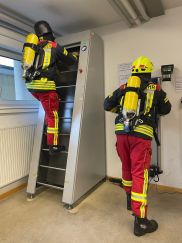Atemschutzgeräteträger führen die Belastungsübungen im Praxisteil des Ärzteseminars aus. (Bild: Jens-Oliver Mohr / HFUK Nord)