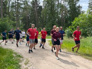 Mit Know-How in den Dienstsport starten: Beim Trainerseminar erwerben die Teilnehmenden Wissen in Theorie und Praxis. (Bild: Jens-Oliver Mohr / HFUK Nord)
