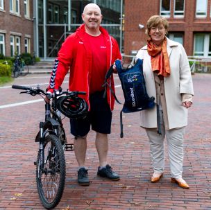 Der Fitness-Rucksack wird von Jürgen Kock vom Landesfeuerwehrverband SH an die Innenministerin Sabine Sütterlin-Waack übergeben. (Bild Innenministerium SH)