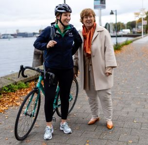 Der Fitness-Rucksack wurde von der Innenministerin Sabine Sütterlin-Waack (rechts im Bild) und Staatssekretärin Magdalena Finke (mit Fahrrad) transportiert. (Bild: Innenministerium SH)