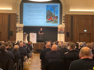 Erstmals wurde eine Fachtagung zur Prävention von Unfällen im Feuerwehrdienst für eine breite Zielgruppe ehrenamtsfreundlich an einem Samstag als Tagesveranstaltung angeboten. (Bild: Dirk Rixen / HFUK Nord)