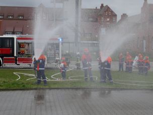 Der Einsatz von Druckbegrenzungsventilen ist sehr wichtig bei den praktischen Übungen mit der Jugendfeuerwehr. (Bild: Detlef Garz / FUK Mitte)