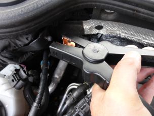 Anschluss eines Starthilfekabels an einem Massepunkt im Motorraum des Fahrzeugs (Bild: Jürgen Kalweit / HFUK Nord)