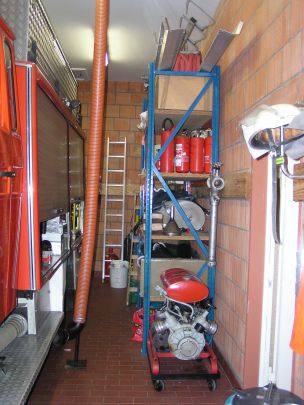 In einem Feuerwehrhaus festgestellte Mängel an der Beladung und Standfestigkeit eines Regals (Bild: Jürgen Kalweit / HFUK Nord)