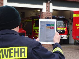 Die Gefährdungsbeurteilung lässt sich mit einem Tablet mühelos vor Ort durchführen. (Bild: Christian Heinz / HFUK Nord)