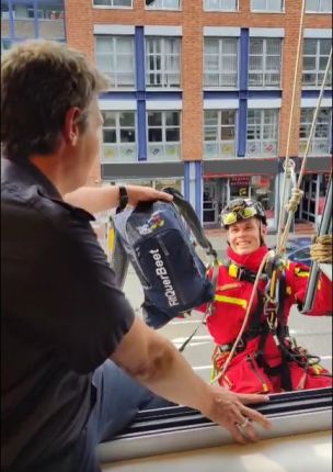Die Berufsfeuerwehr Kiel gab im Zuge der Aktion den Rucksack per Höhenrettung weiter an den LFV Schleswig-Holstein. (Bild: Berufsfeuerwehr Kiel)