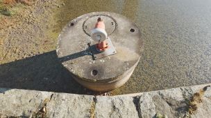 Abbildung 3: Saugschacht im Löschwasserteich - Absturzgefahr beim Übersteigen! (Bild: Stephan Deckert / FUK Mitte)