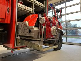 Tragkraftspritze falsch gelagert: Pumpe stürzt auf Feuerwehrmann