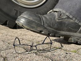 Brille im Feuerwehrdienst kaputt: Arbeitsunfall oder Sachschaden?