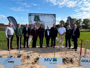 V.l.n.r. Wotan Drescher (Architekt), Jenny Kreienmeyer (SHP Rechtsanwälte), Robert Erdmann (LGE MV), Anne Ohde (HFUK Nord), Gesine Schöneich (LPBK MV), Manuela Schwesig (Ministerpräsidentin MV), Hannes Möller (Präsident LFV MV), Dirk Rixen (HFUK Nord), Sven Kasulke  (Innenministerium MV) und Christian Pegel (Innenminister MV) (Bild: LPBK MV)