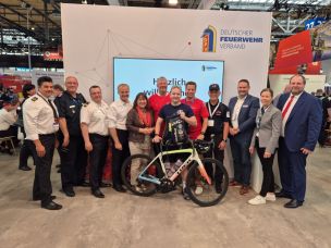 "Großer Bahnhof" für den Fitnessrucksack aus Schleswig-Holstein auf dem Stand des DFV auf der INTERSCHUTZ 2026. (Bild: Mareike Dahms / LFV SH)
