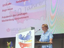 20-jähriges Jubiläum: Hochrangige Gäste aus Politik und Feuerwehrwesen würdigten die Arbeit der HFUK Nord- Geschäftsführerin Gabriela Kirstein feierlich verabschiedet