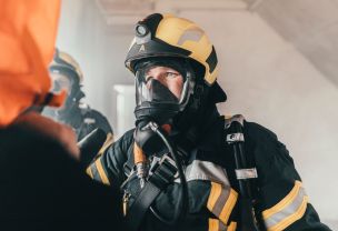 Atemschutzgerätetragende sind bei der Menschenrettung mit allen Sinnen gefordert und müssen leistungsfähig sein. (Bild: Dirk Rixen / HFUK Nord)
